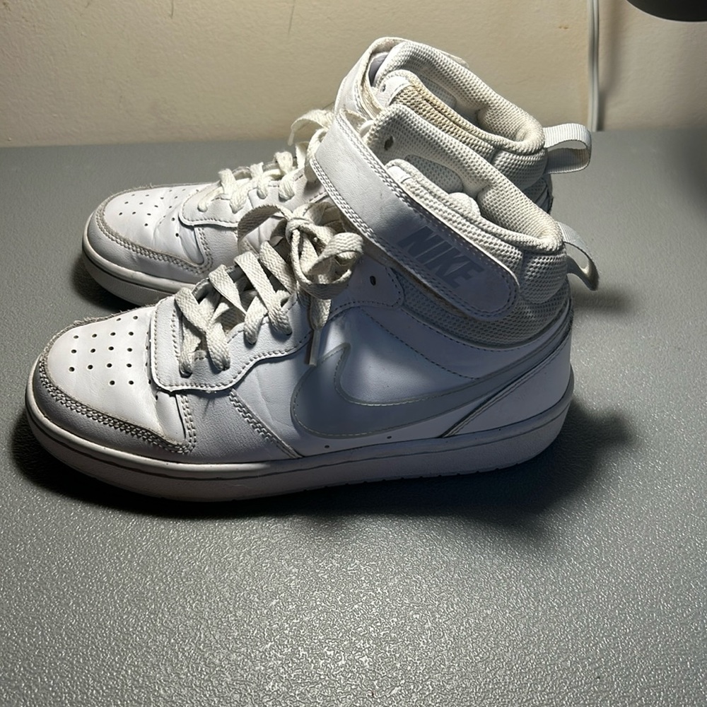 Nike dunks. White/grey shoe